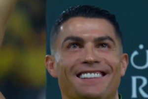 C羅眼里滿滿的愛！喬治娜帶著孩子們在臺上跟C羅開心揮手