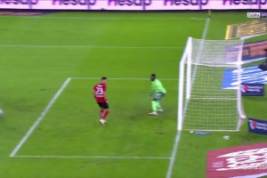 有責(zé)任嗎？特拉布宗體育丟球，對手遠(yuǎn)距離凌空斬奧納納沒做撲救！