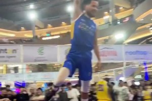 菲律賓庫里暴扣倒掛籃筐 不知道美國庫里能不能做到??????