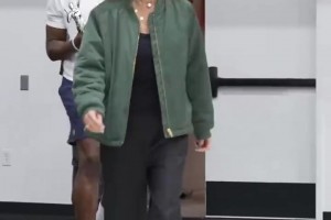 我的MVP女友！熱巴為阿賈威爾遜送上WNBA常規(guī)賽MVP獎杯