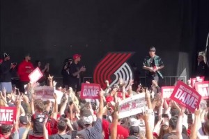 楊瀚森現(xiàn)身與利拉德?lián)肀В￠_拓者辦球迷派對歡迎35歲傳奇回家！