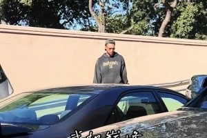 “只為多看一眼～庫里離開時(shí)大批球迷等候在外面”，這人妻??