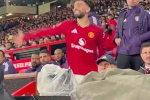 提前下場(chǎng)的B費(fèi)在替補(bǔ)席，比在場(chǎng)上都緊張