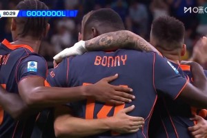 運氣不錯！奧古斯托打門擊中對方防守球員彈入球網