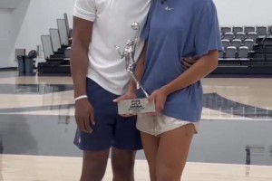 愛情事業(yè)雙豐收！阿德巴約向女友威爾遜送上MVP獎杯和擁抱~~