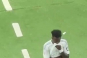 不太開心！維尼修斯不滿被換下，阿隆索上前安慰......