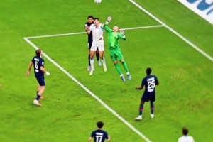 懷念多納魯馬嗎？巴黎門將出擊失誤，馬賽球員頭球破門！