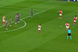 阿森納球迷：裝帥好難，還好他是真的帥！