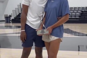 阿德巴約女友阿賈威爾遜獲得第四座WNBA MVP獎(jiǎng)杯！太猛了