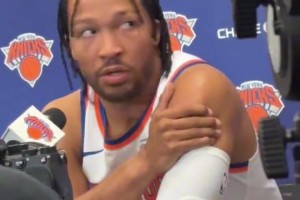 布倫森進行媒體日采訪，身旁的父親突然來一句：說的好，兒子！