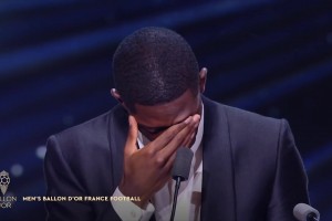 喜極而泣！登貝萊發(fā)表獲獎(jiǎng)感言時(shí)激動(dòng)落淚