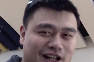 姚明談自己學(xué)英語(yǔ)方法：把你扔NBA更衣室6個(gè)月 自然就學(xué)會(huì)了