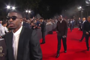 大佬登場(chǎng)！金球獎(jiǎng)最大熱門(mén)登貝萊走紅毯，西裝+墨鏡裝扮??