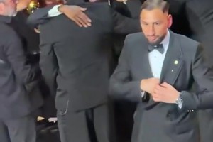 尊重！金球獎(jiǎng)儀式結(jié)束后，亞馬爾在旁等待并祝賀登貝萊獲獎(jiǎng)