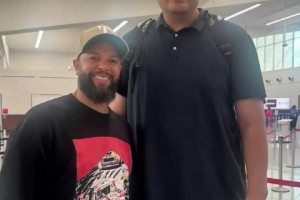 當(dāng)年被爵士淘汰是火密永遠(yuǎn)的痛！德隆曬照，和姚明在機(jī)場(chǎng)合影