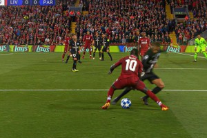 馬內(nèi)：聽說這是你非常喜歡的過人動(dòng)作？我也來試試！