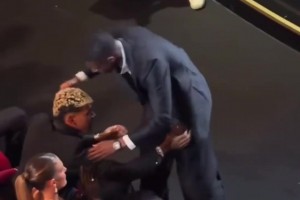 登貝萊獲金球后第一時(shí)間手亞馬爾握手，典禮結(jié)束亞馬爾也上前祝賀