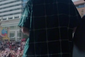 薪火相傳！楊瀚森來到現(xiàn)場與球迷們一起慶祝利拉德回歸開拓者...