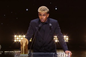 衛(wèi)冕成功！官方：18歲亞馬爾獲2025科帕獎，巴薩新星連續(xù)兩年奪魁