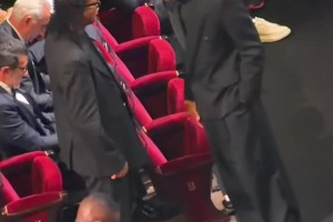 亞馬爾和拉菲尼亞在金球獎頒獎典禮與小羅擁抱交談