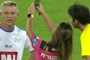 卡卡經(jīng)典瞬間！女裁判向其出示黃牌后與其合影自拍