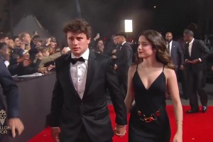 青春氣息！若奧-內(nèi)維斯攜明星女友走紅毯，女友也太美了！