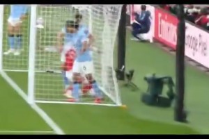 有點壞！蘇維門迪從球網(wǎng)拿球準備開球，被魯本·迪亞斯一把拽倒