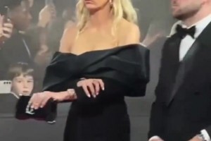 這一身屬實(shí)驚艷全場(chǎng)了！凱莉身著低胸黑色禮裙亮相金球獎(jiǎng)典禮