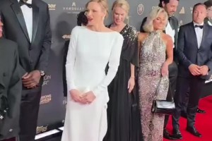 ??真貴族的氣質(zhì)！摩納哥夏琳王妃出席金球獎典禮，太優(yōu)雅了！