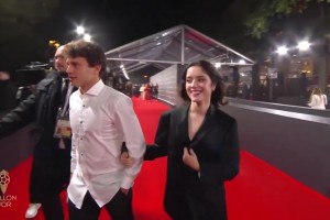 若奧-內(nèi)維斯在夏特雷劇院外向巴黎球迷告別，女友真的太好看了！