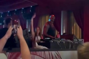 美女與野獸！奧尼爾現(xiàn)身美國(guó)頂級(jí)擦邊女網(wǎng)紅的生日派對(duì)！