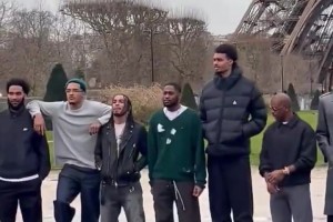 文班亞馬2米24的高個子，在埃菲爾鐵塔下也是小小一只