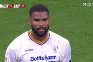 米蘭多打一人！恩昆庫被放倒，主裁查看VAR后西伯特直紅離場！