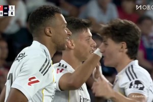 姆總?cè)昼妰汕?！居勒爾挑傳，姆巴佩單刀過掉門將打空門得手