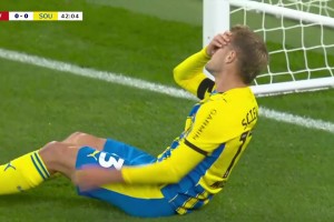 險(xiǎn)丟球！利物浦傳球被斷，阿徹爾單刀中框，阿姆斯特朗空門頂偏！