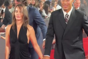 氣場滿分！范戴克與妻子并肩走紅毯