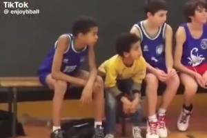 看看小時候的文班是怎么打球的，真是瞎眼都可見的身體天賦啊??