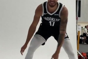 ??運(yùn)球咋這么別扭呢！小波特身披籃網(wǎng)球衣拍攝定妝照