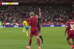 進(jìn)球+染紅！埃基蒂克進(jìn)球脫衣慶祝兩黃變一紅 基耶薩單刀無私助攻