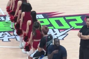 身旁有啦啦隊(duì)美女熱舞，追夢(mèng)卻不為所動(dòng)，和身后觀眾battle