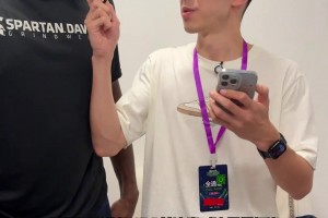 挺獵奇呀！恩比德?lián)竿觌?，手放鼻子上聞，隨后罰球