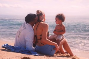 今天成功求婚！??拉塞爾此前與女友帶著娃在海邊溫馨度假