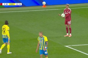 不冷靜！埃基蒂克不滿判罰擊打皮球，被主裁出示第一張黃牌！