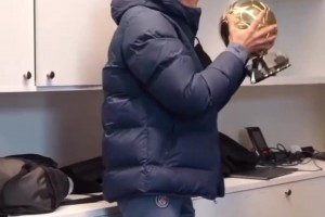 登貝萊歸隊，恩里克親了親他剛領(lǐng)回來的金球??