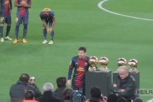 梅西憑借第四個(gè)金球獎(jiǎng)創(chuàng)造了歷史，他們幾乎強(qiáng)迫梅西合影??