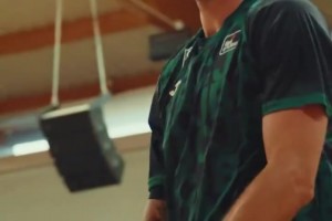 曾凡博上身籃網(wǎng)城市版球衣，這造型是真的帥！??