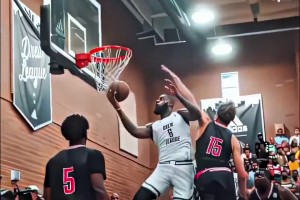 詹姆斯前兩年打野球聯(lián)賽的樣子，真的生猛啊！