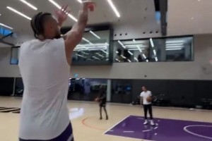 再見已是對手！狄龍和杰倫-格林在太陽訓(xùn)練館內(nèi)練習(xí)三分投籃~