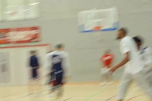 韋斯特球場(chǎng)外乞討，好心的球迷給了他20美元