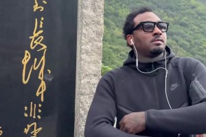 現(xiàn)已無(wú)人問(wèn)津？前火箭球星沃爾爬長(zhǎng)城：時(shí)隔11年重返這里~